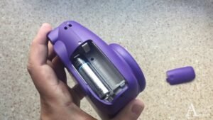 how to put batteries in polaroid camera