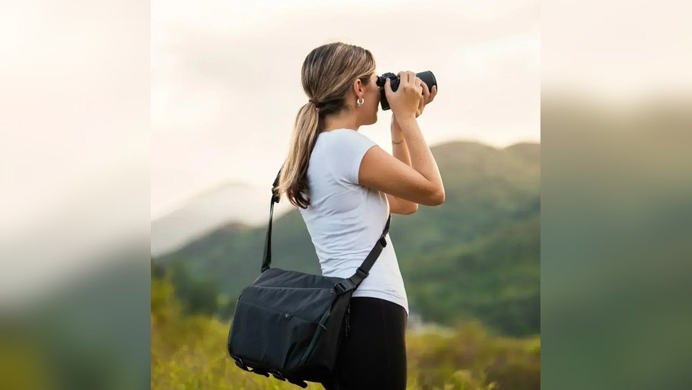 how to travel with a camera without a camera bag