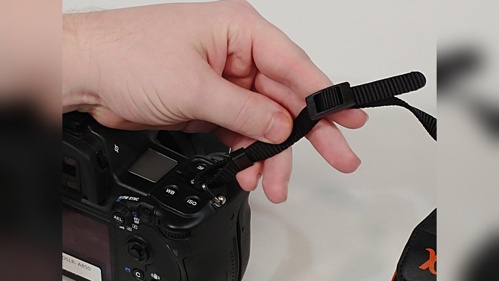 how to fix sony camera strap